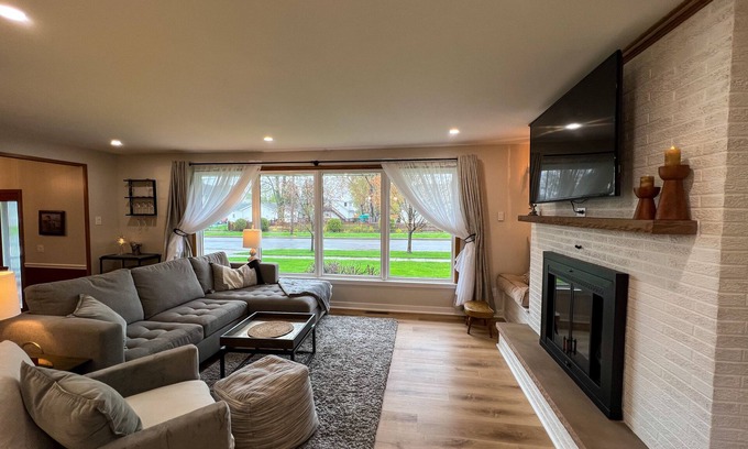 Tonawanda House | Riverview House: Prime Location Near Niagara Falls & Buffalo