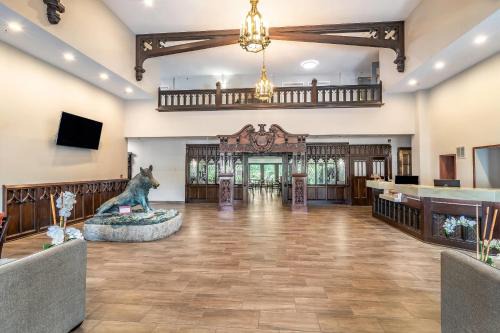 Rockford Hotel | Pet-Friendly Riverview Inn & Suites with Pool Access