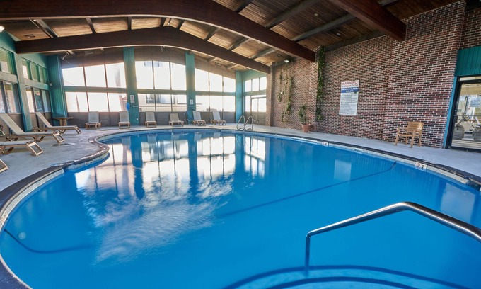 Somerset Hotel | Comfortable Stay at Riverview Inn with Pool & Spa Access