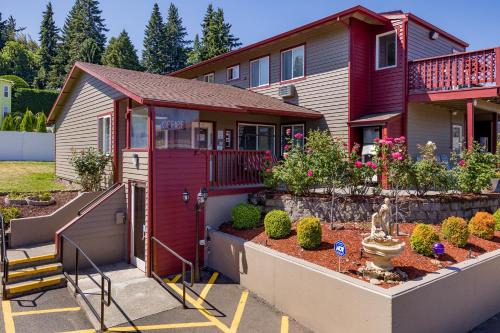 Hood River Hotel | Riverview Lodge: Pet-Friendly Haven with Ocean Views