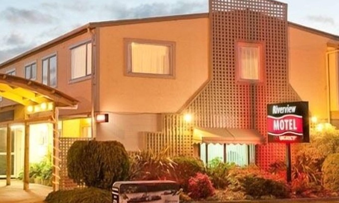 Whanganui Hotel | Riverview Motel: Highly Rated Stay with Breakfast & Kitchen