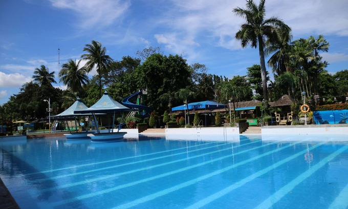 Calamba Hotel | Riverview Resort & Conference Center: Relax by the Pool