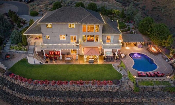 East Wenatchee House | Stunning Estate with Ocean View, Pool & Hot Tub Awaits!