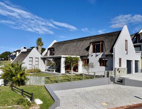 Still Bay House | Riverview: Family-Friendly Retreat by the Waterfront
