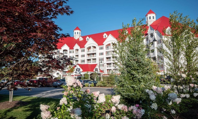 Lincoln Resort | Riverwalk at Loon: Elegant Studio with Pool & Spa Access