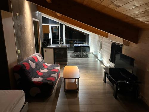Pulligny Apartment | Rivière et jardin à vos pieds: Family-Friendly Retreat
