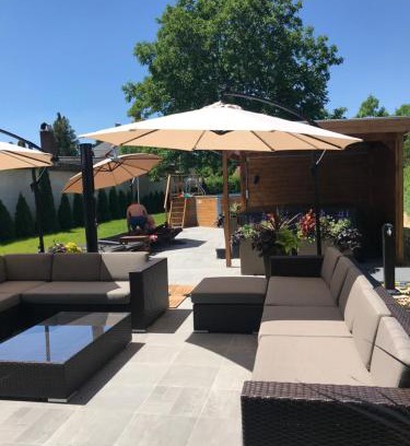 Abadszalok House | Riviéra Apartmanok: Family-Friendly Retreat with Pool & Hot Tub