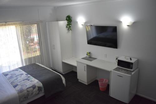 Deniliquin Hotel | Family-Friendly Riviana Motel with Pool and Breakfast Options