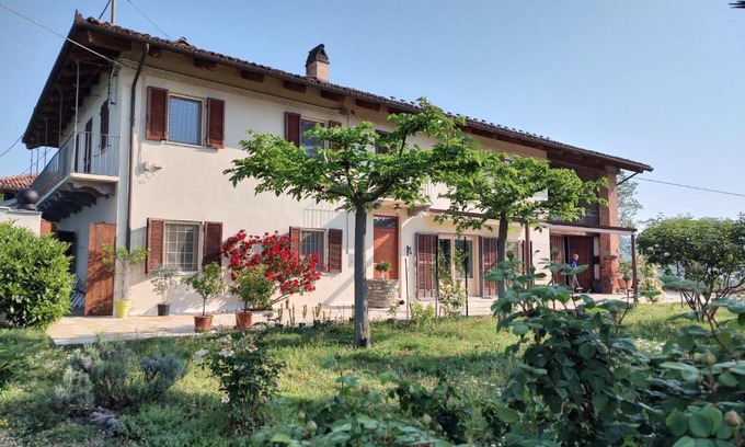 Monchiero House | Elegant Riviera delle Langhe Wine Country House with Pool