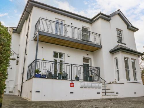 Roundham House | Riviera Heights: Family-Friendly Stay with 8.7/10 Review
