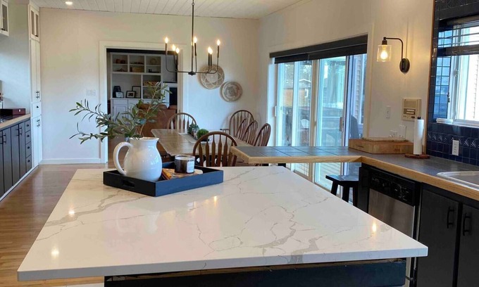 West Nipissing Cottage | Riviera Lodge - Renovated Waterfront Retreat with Ocean Views