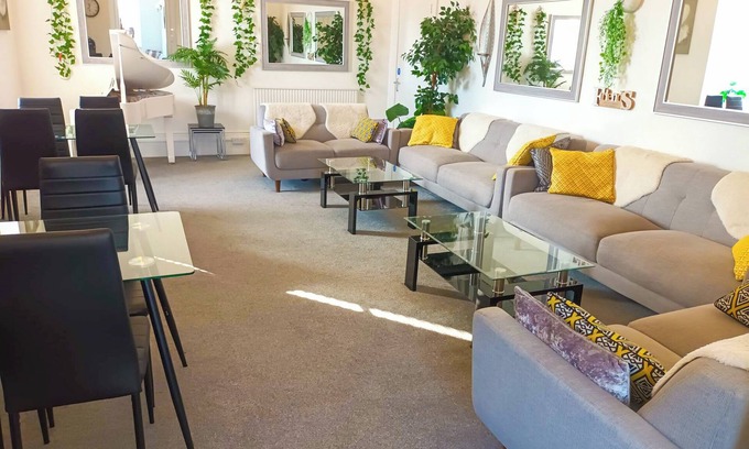 Torquay City Centre House | Spacious Riviera Retreat with Pool & Games Room in Torquay