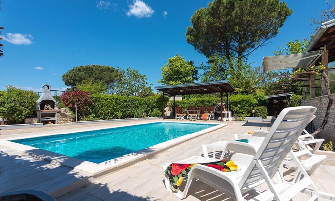 Valbandon House | Experience Rivoli Holiday Home with Pool in Valbandon