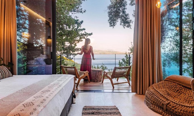 Nisaki Villa | Rizes Sea View Suite: 4-Star Oceanfront Retreat Awaits