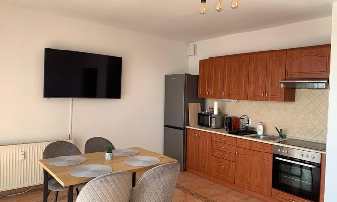 Balatonalmadi Apartment | Rizling Apartman: Family-Friendly Retreat with Top Ratings