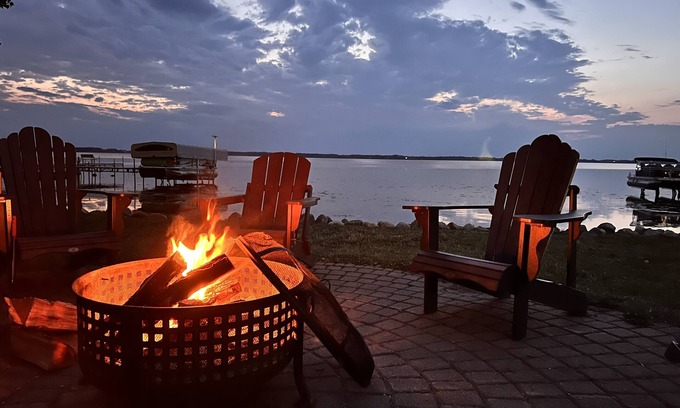 Osakis Villa | Relaxing Rizzy's on the Lake: 4-Star Oceanfront Retreat