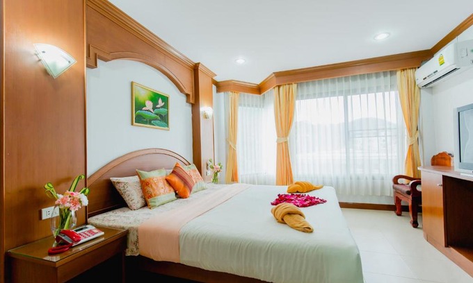 Nanai Road House | Discover RK Guesthouse: Family-Friendly with Dining & Breakfast
