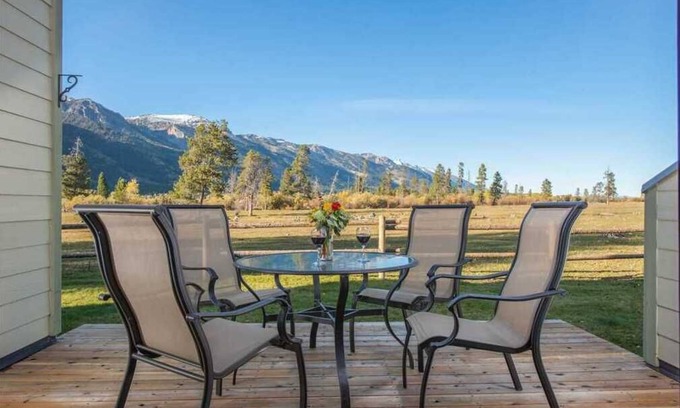 Moose Wilson Road House | Scenic 3 BR Greyling TH with Loft & Spa Amenities