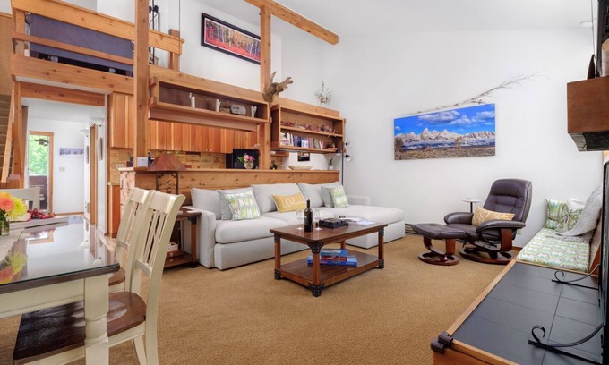 Teton Pines Condo | Inviting RMR: Hawthorne 2 BR Loft with Balcony & Spa