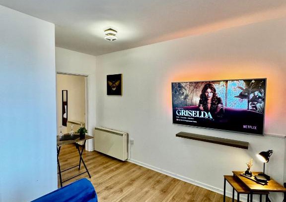 Cradley Apartment | Cozy Apartment 4: Smart TV & Free Parking for Families