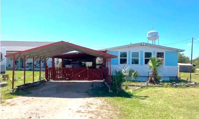 Port O Connor House | Relaxing RnR in POC: Boat Parking & Family-Friendly Stay