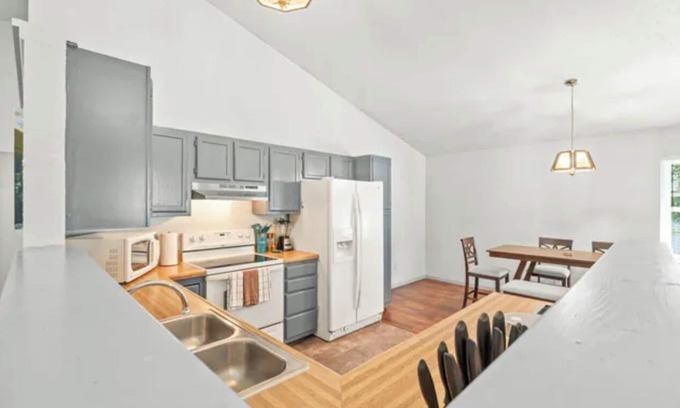 Southport House | Cozy Retreat at Franciscan House near Greenwood Park Mall