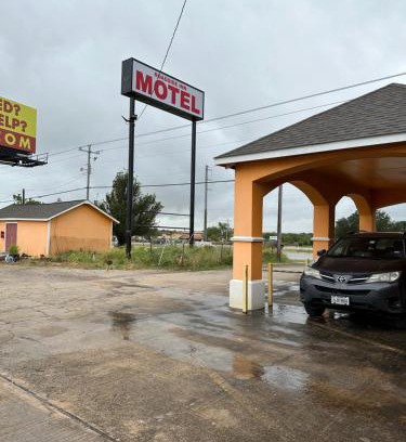 Floresville Hotel | Pet-Friendly Roadside Inn with Breakfast & Family Comfort