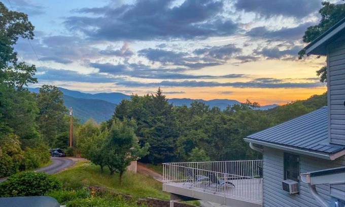 Sylva House | Discover Roamer's Respite: Scenic Views & Pet-Friendly Stays