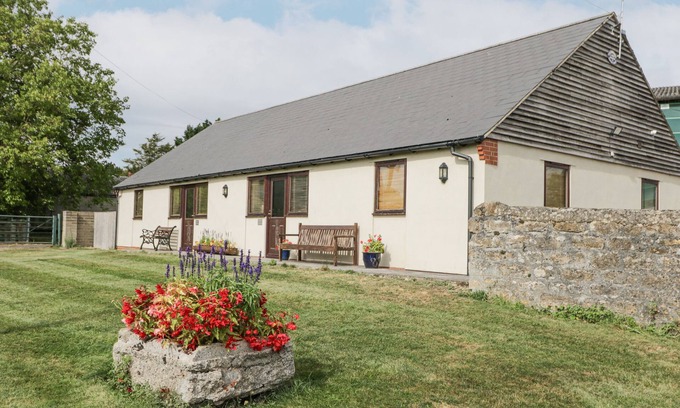 Hook Cottage | Pet-Friendly Roan Cottage with Garden in Royal Wootton Bassett