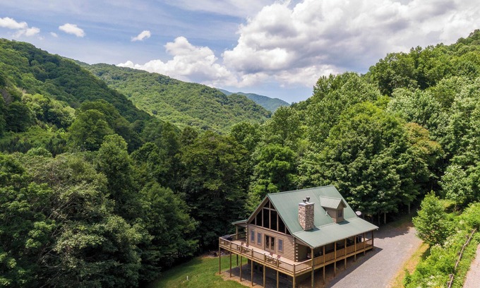 Frank Cabin | Cozy Roaring Creek Lodge: Hot Tub & Pool Table Retreat