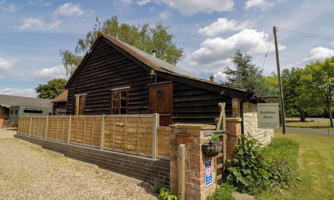 Quedgeley Cottage | Discover Robbie's Barn: Pet-Friendly Retreat with Breakfast