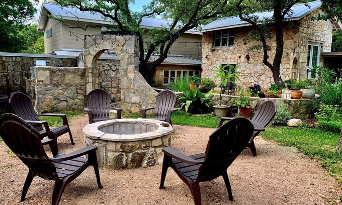 Grey Forest Cottage | Guest Rated 9.8 - Robert Wood Art Cottage near Attractions