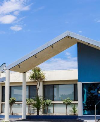 Waterhouse Hotel | Beachfront Retreat at Robetown Motor Inn & Apartments
