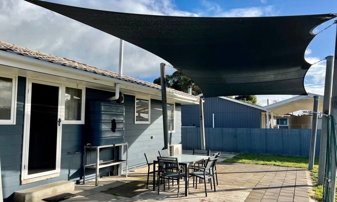 Waterhouse House | Robey Robe: Family-Friendly Stay with Convenient Wi-Fi