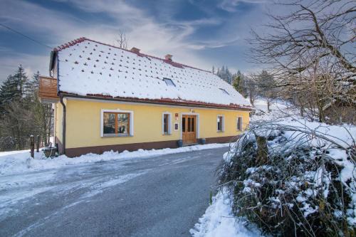 Vransko House | Robida: Pet-Friendly Retreat with Oceanfront Spa & Pool