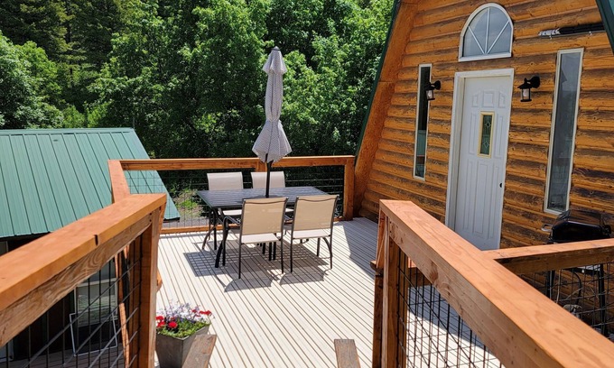 Lava Hot Springs Cabin | Robies Roost Guesthouse: Ideal Cabin Retreat in Nature