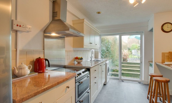 Reynoldston House | Discover Robin Cottage: Family-Friendly Retreat for 4