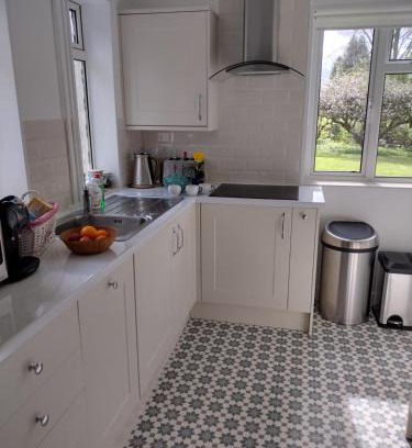 Amesbury Villa | Relax at Robin Hill Cottage: Family-Friendly with Dining