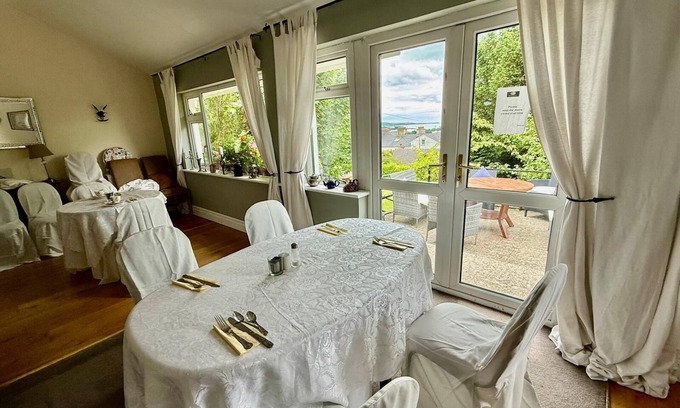 Cobh Bed & Breakfast | Stay at Robin Hill House: Family-Friendly with Breakfast