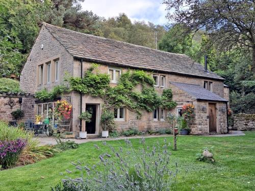 Beeley Bed & Breakfast | Experience Robin Hood Farm B&B: Pet Friendly & Eco Retreat