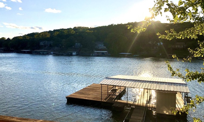 Roach House | Robin Hood Lake Front 4 bed 2 bath Sleeps 10 - MM 44 private dock in deep cove