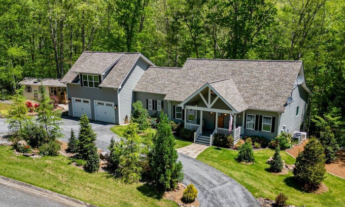 Dahlonega House | Discover Robin's Nest: 4 Beds, Hot Tub & Game Room!