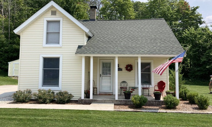 Lake Ann House | Explore Robin's Nest in the Charming Village of Lake Ann