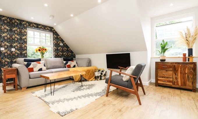 Camborne Apartment | Family-Friendly Robin's Nest at The Shire Inn in Camborne