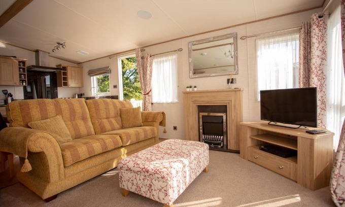 South Cerney Cabin | Robin's Retreat: Exceptional Oceanfront Getaway for Families