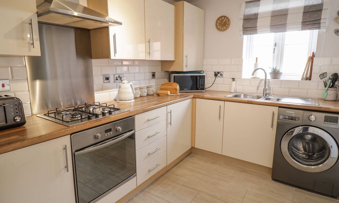 Evesham Cottage | Family-Friendly Robins Cottage with Garden in Evesham