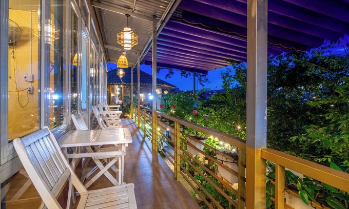 Duc Trong House | Cozy Robins Guesthouse: Family-Friendly Stay with Dining