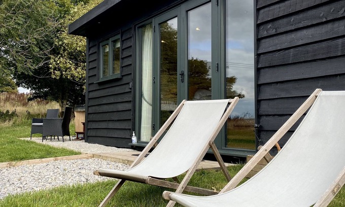 Foolow Cabin | Cozy Robin's Nest Cabin with Kitchen and Breakfast Included