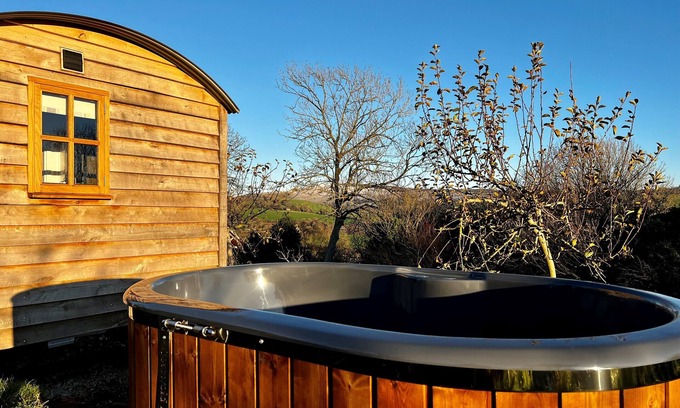 Alfriston Cabin | Relax at Robins Retreat: Hot Tub & Orchard Escape