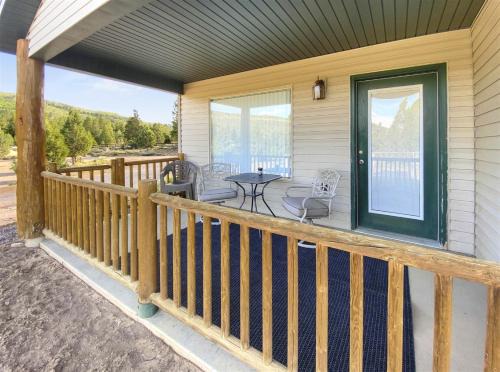 Mammoth Creek House | Relax at Robins Roost: Pet-Friendly Family Escape
